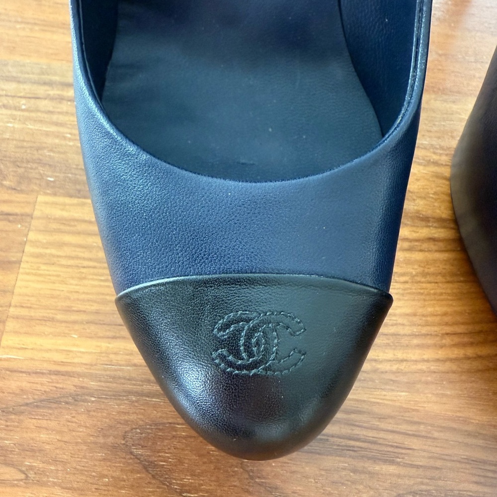 Chanel Blue/Black Leather CC Cap Toe Pumps - Size 40 - Picture 5 of 13